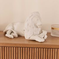 لادرو منحوتة أسد مع شبله صغيرة بيضاء