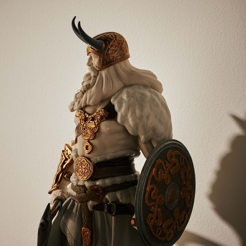 منحوتة أودين الكبيرة باللون البني لادرو منحوتة أودين الكبيرة باللون البني