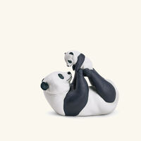 لادرو منحوتة على شكل أنثى باندا وصغيرها متوسطة سوداء