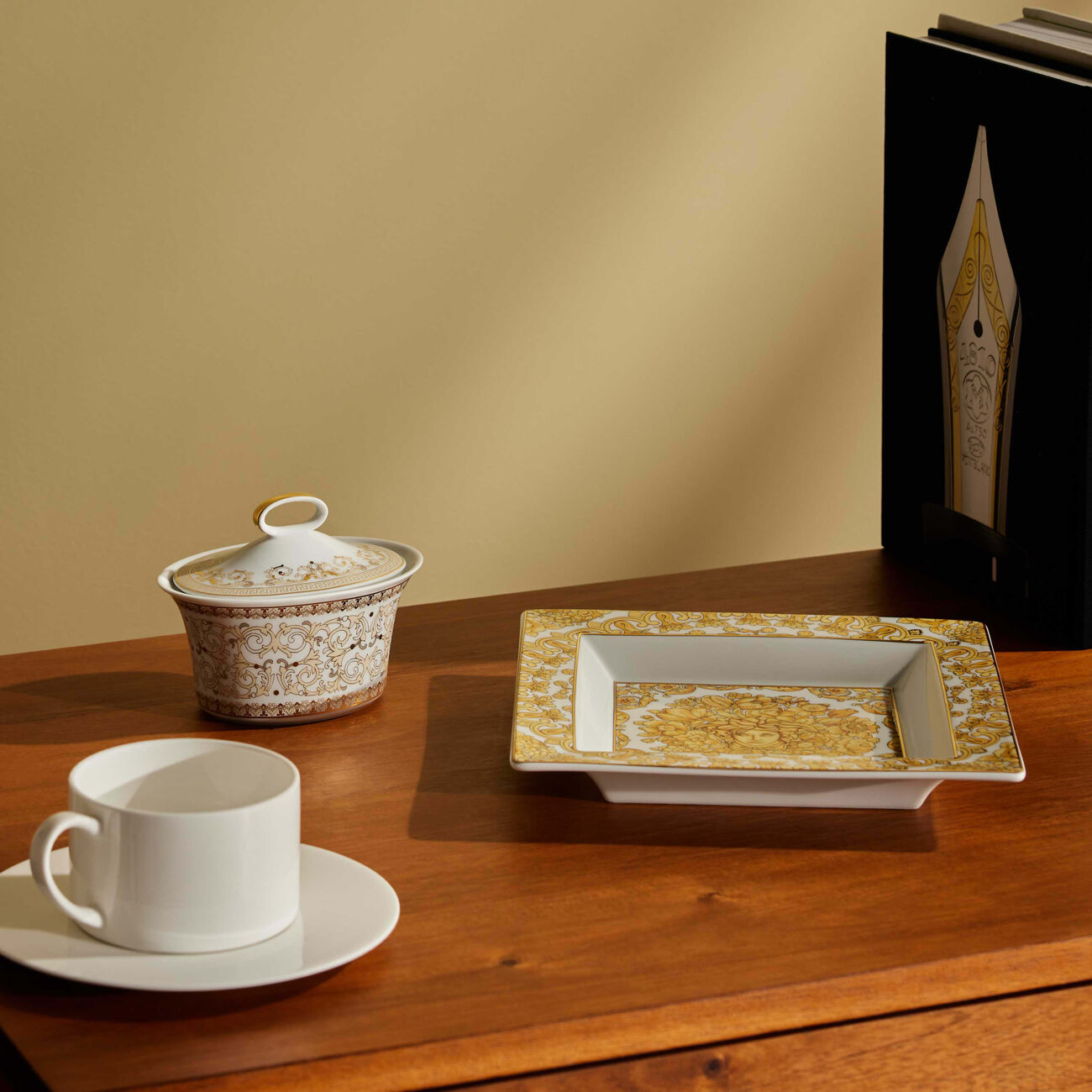 فيرساتشي سكرية ميدوزا جالا بيضاء