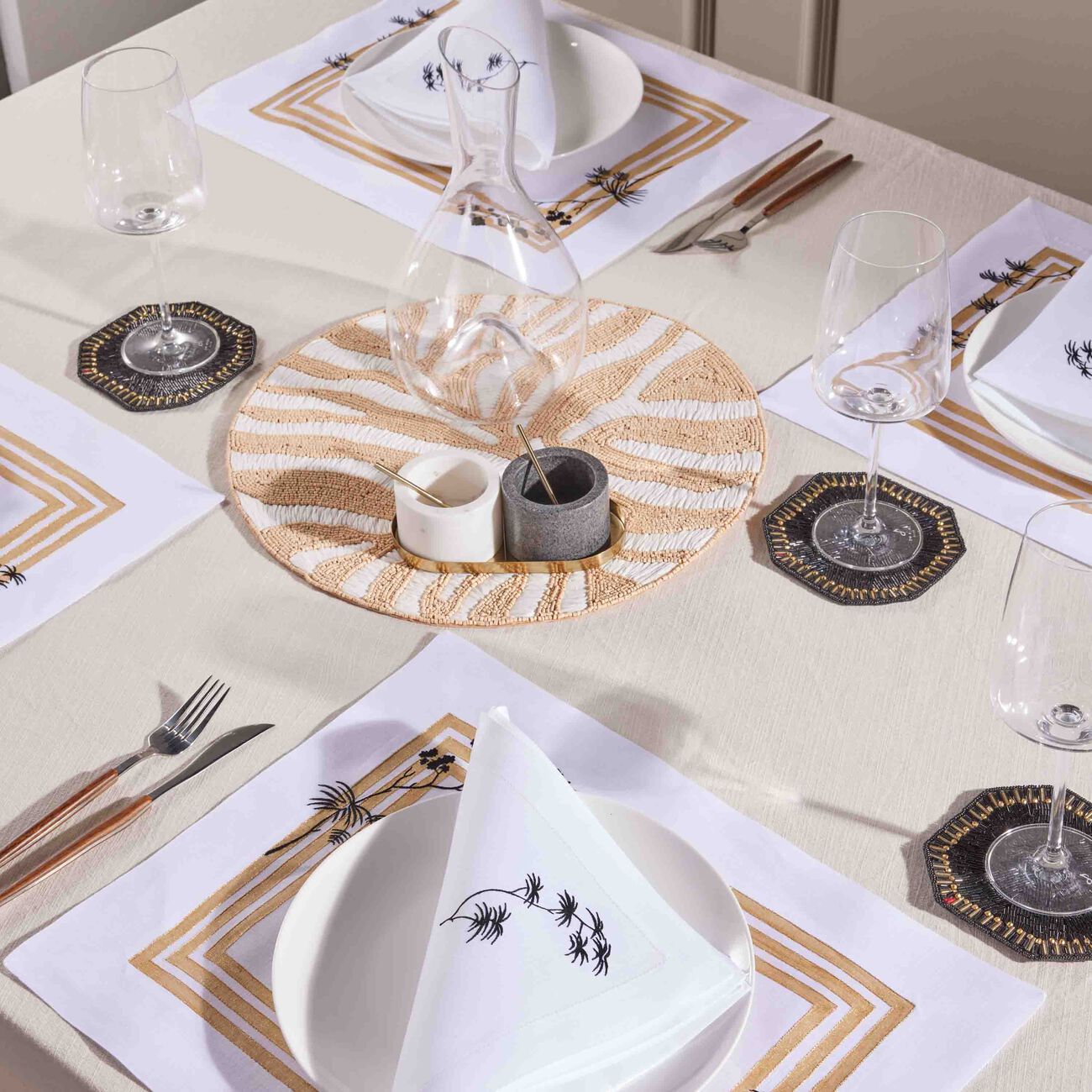 طقم لوكسور المؤلف من 4 قواعد أكواب سوداء كيم سيبيرت طقم لوكسور المؤلف من 4 قواعد أكواب سوداء