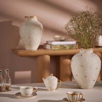 فيلاري فنجان الشاي باترفلاي مع صحنه أبيض وذهبي