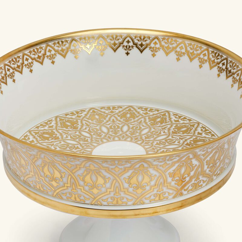 برناردو طبق الكيك فينيس مع قاعدة باللون الذهبي