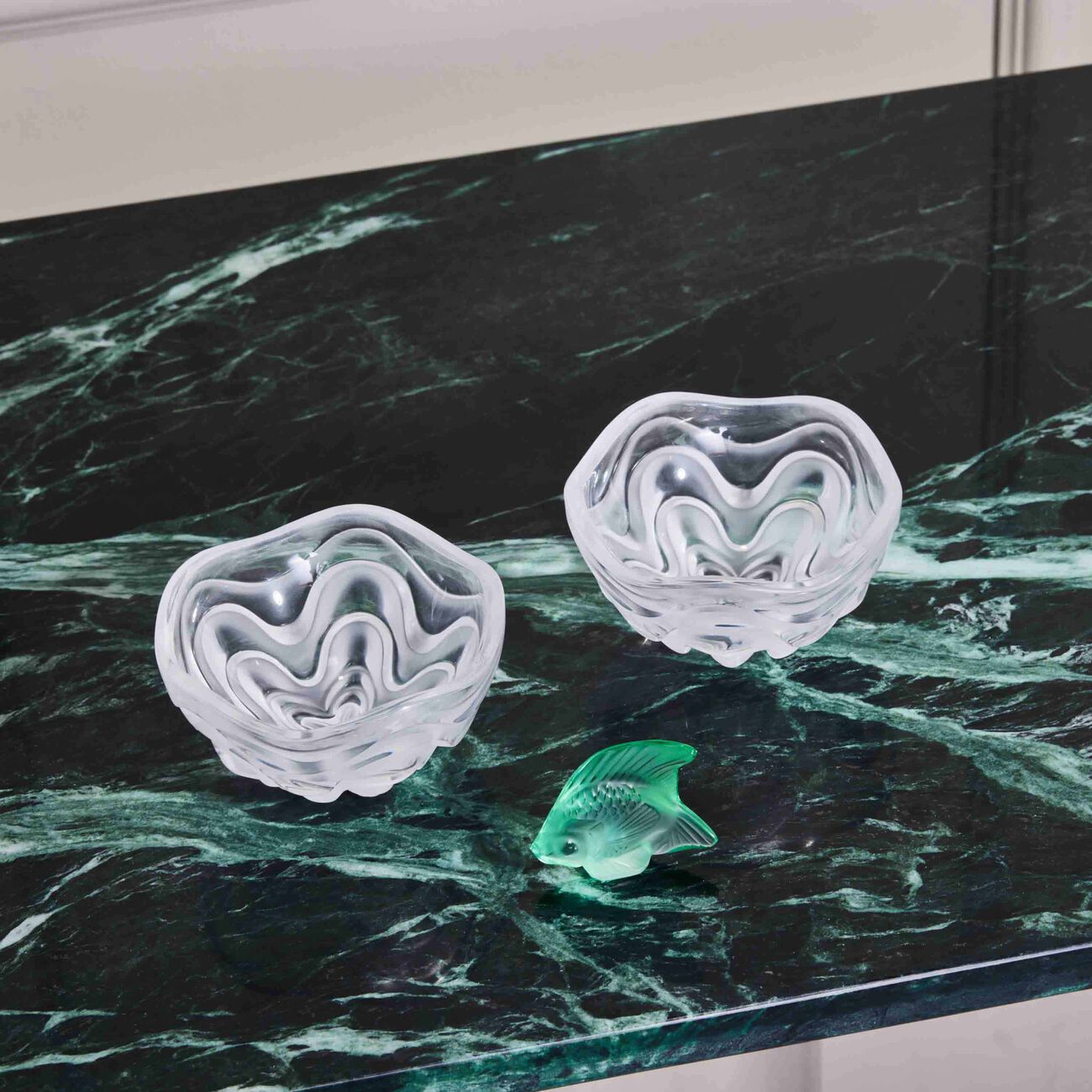 لاليك منحوتة على شكل سمكة صغيرة خضراء