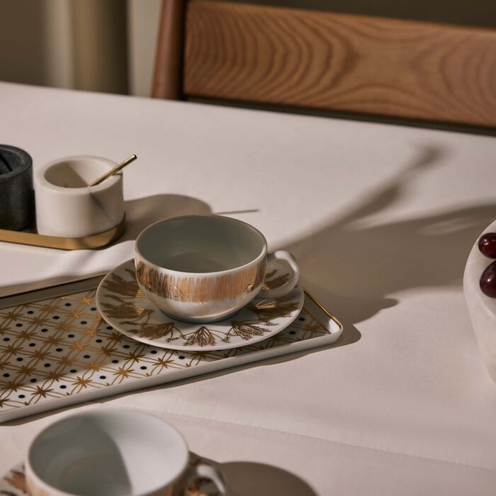 صلصال طقم تمرة بالتعاون مع رزان العزوني المؤلف من 2 فنجانين للشاي مع صحنيهما باللون الذهبي