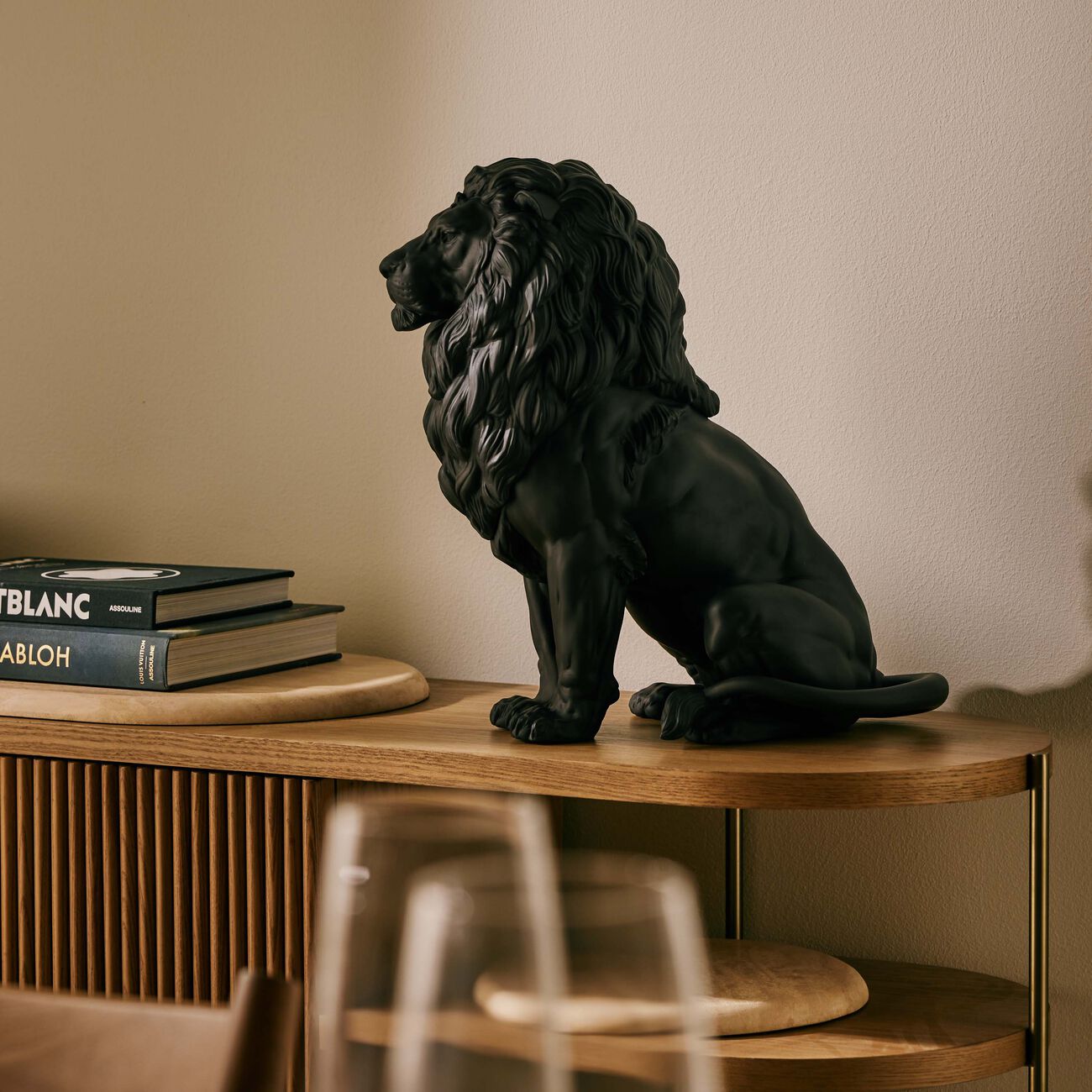 لادرو منحوتة الأسد المهيب الكبيرة باللون الأسود