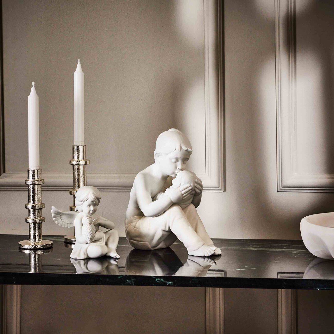 لادرو منحوتة ويلكام هوم تشيلدرن صغيرة بيضاء