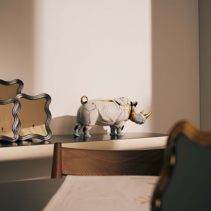 لادرو منحوتة على شكل حيوان وحيد القرن متوسطة الحجم بيضاء