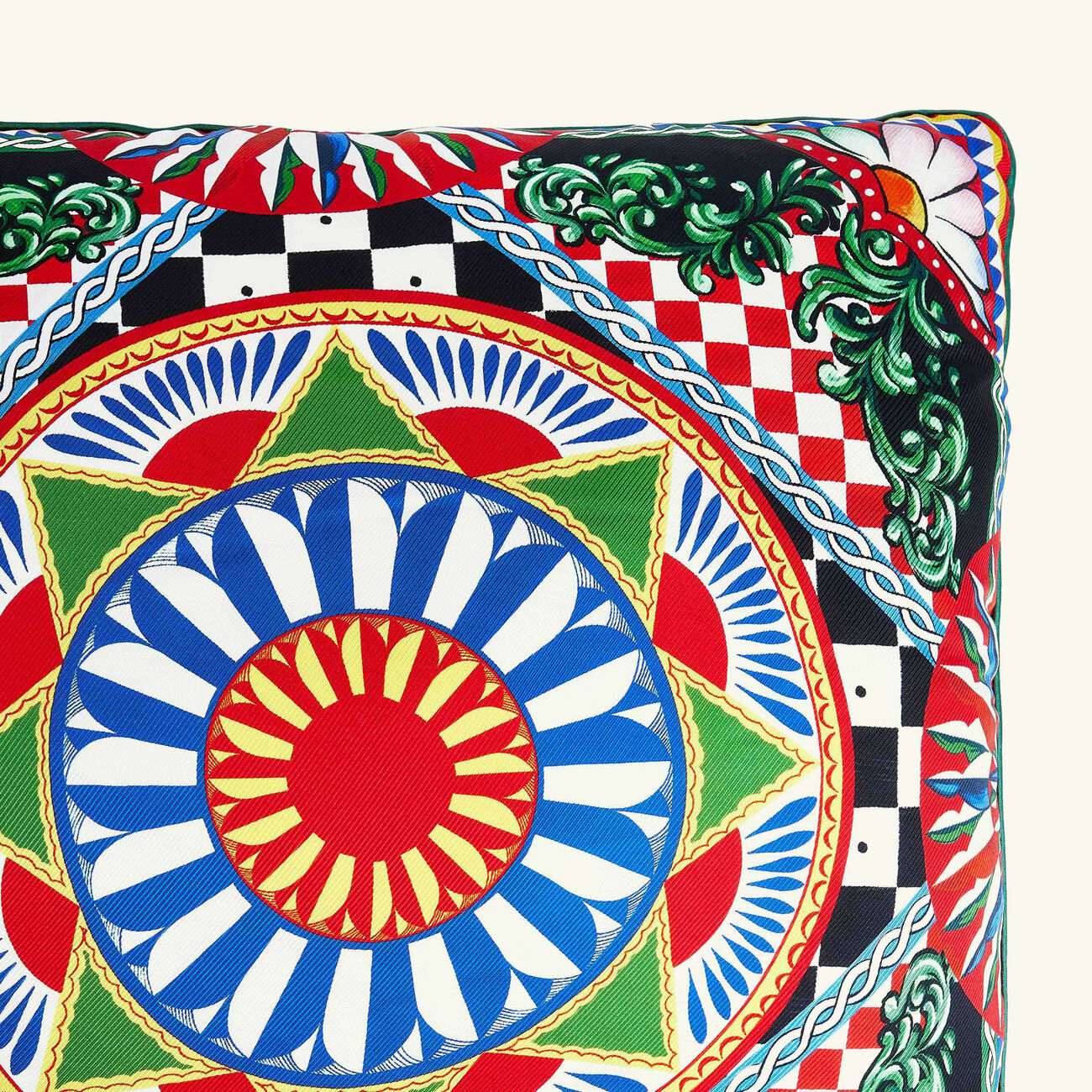 دولتشي أند غابانا كازا وسادة من حرير التويل مع نقوش