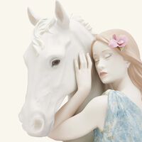 لادرو منحوتة الصديق الصدوق متوسطة بيضاء