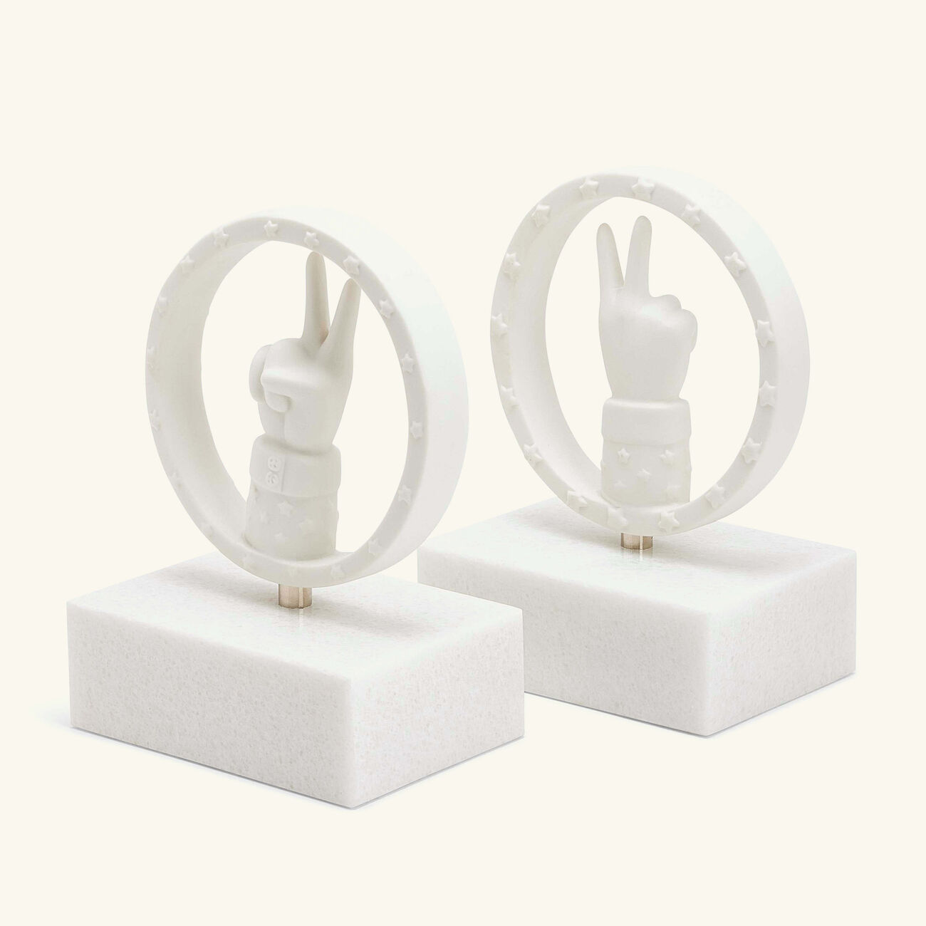 جوناثان أدلر مجموعة مساند الكتب بيس باللون الأبيض