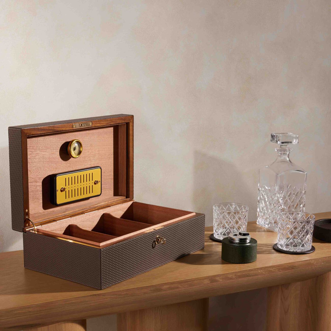 صندوق حفظ السيجار سانتياجو هوميدور صغير بني جيوبانيارا صندوق حفظ السيجار سانتياجو هوميدور صغير بني