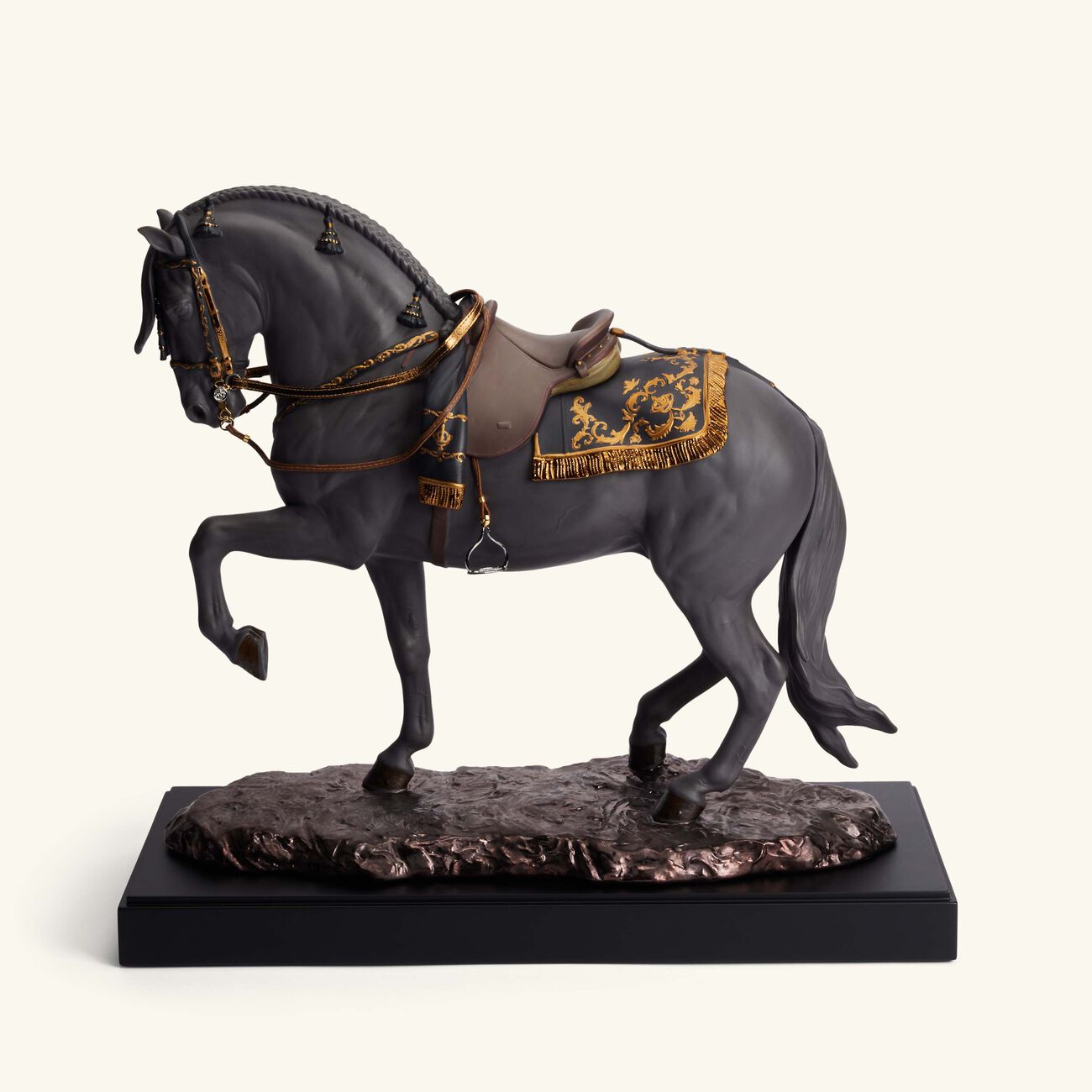 لادرو منحوتة على شكل حصان إسباني أصيل بلون أسود كبيرة الحجم