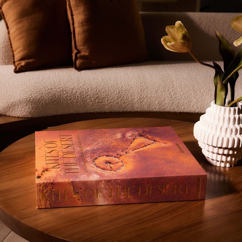 Kites of the Desert Archaeological Mysteries of Saudi Arabia Book 47x40cm assouline kites of the desert archaeological mysteries of saudi arabia book 47x40cm