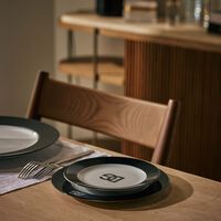 دولتشي أند غابانا كازا طقم دولتشي آند غابانا لوغو المؤلف من طبقين للخبز في تصميم دائري 17 سم