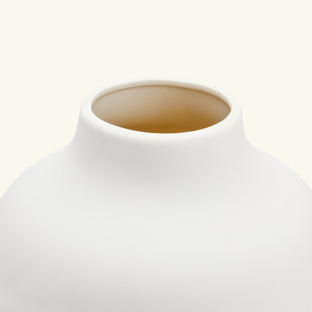 مزهرية دورا مار متوسطة بيضاء جوناثان أدلر مزهرية دورا مار متوسطة بيضاء