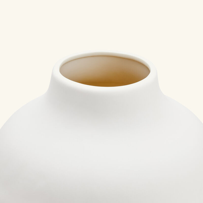 مزهرية دورا مار متوسطة بيضاء جوناثان أدلر مزهرية دورا مار متوسطة بيضاء