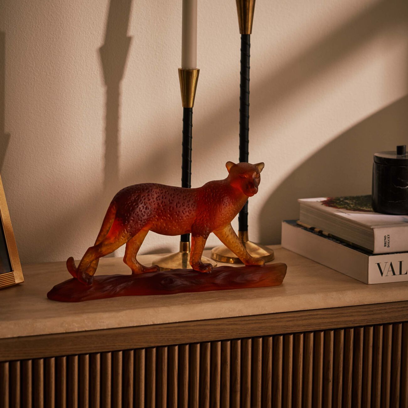 دوم منحوتة على شكل فهد استوائي متوسطة بنية