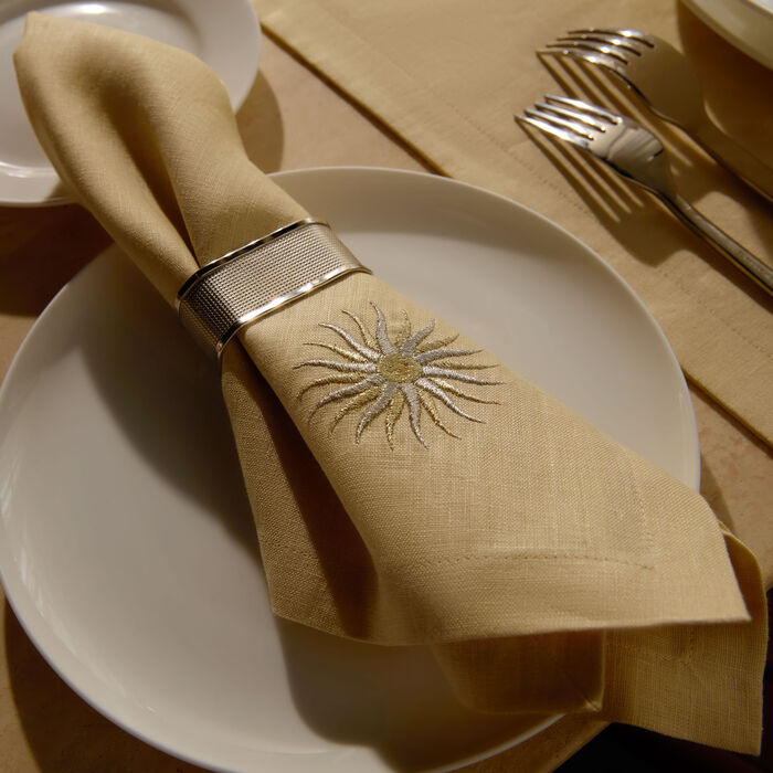 كاترين دينوال منديل بنقشة شمس بيج