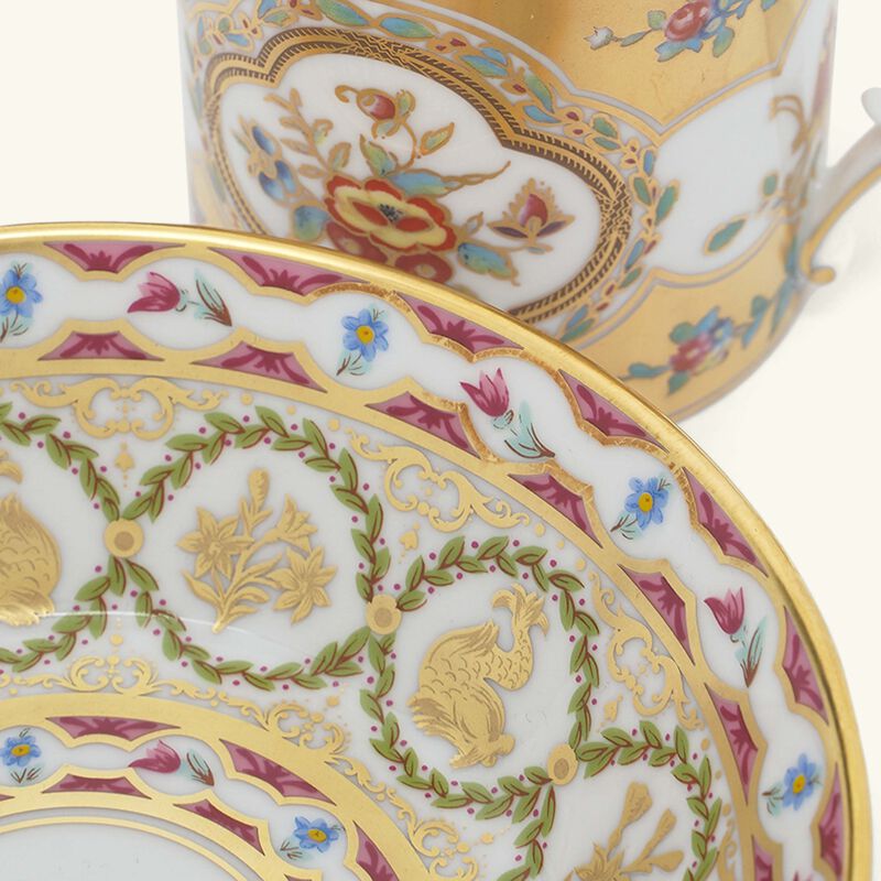 فنجان القهوة أو دوفين ليترون مع صحنه باللون الذهبي برناردو فنجان القهوة أو دوفين ليترون مع صحنه باللون الذهبي