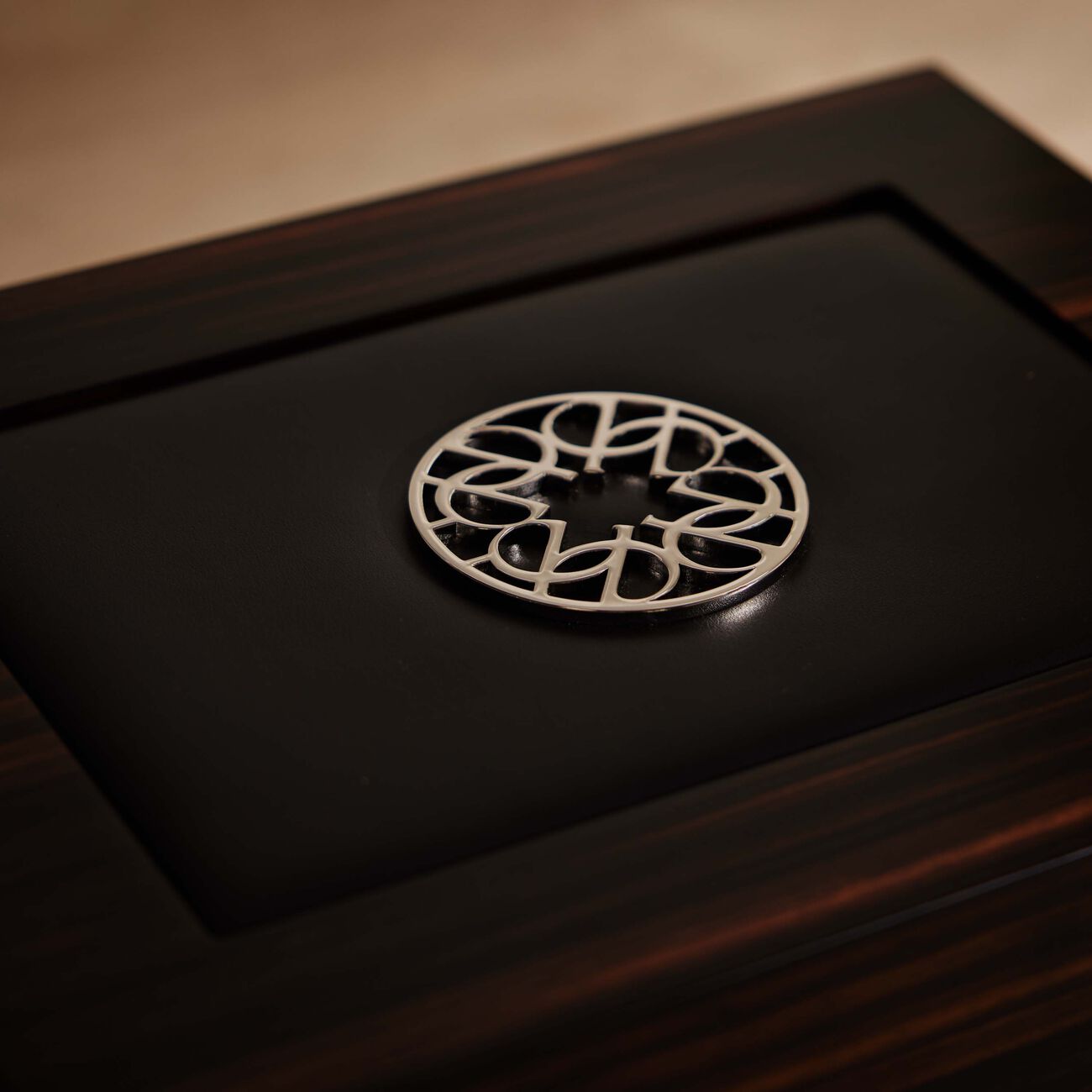 جيوبانيارا حافظ السيجار إيلي صعب إيبوني