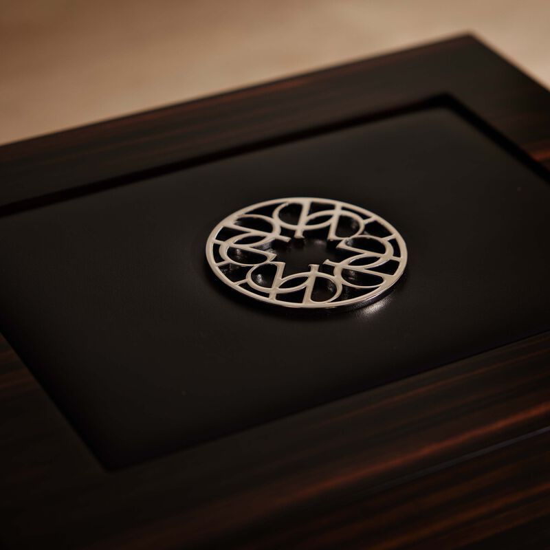 جيوبانيارا حافظ السيجار إيلي صعب إيبوني