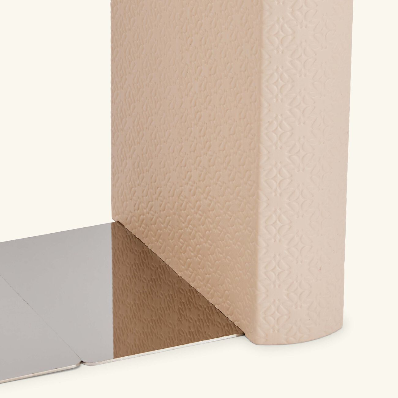 جيوبانيارا مسند الكتب إيلي صعب مونوغرام تورون باللون البيج