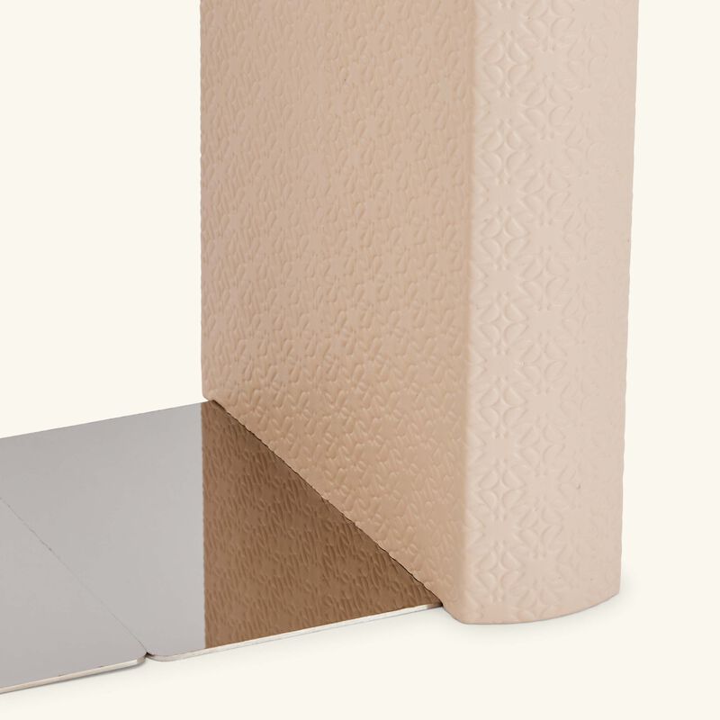 جيوبانيارا مسند الكتب إيلي صعب مونوغرام تورون باللون البيج