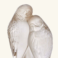 لاليك منحوتة صغيرة على شكل ببغاوين باللون الذهبي