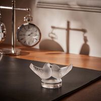 لاليك منحوتة على شكل زوج من طيور الحب صغيرة شفافة