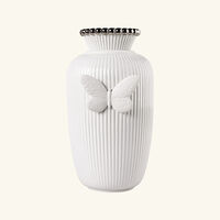 مزهرية لايدي لايك لأولغا هانونو كبيرة باللون الأبيض لادرو مزهرية لايدي لايك لأولغا هانونو كبيرة باللون الأبيض