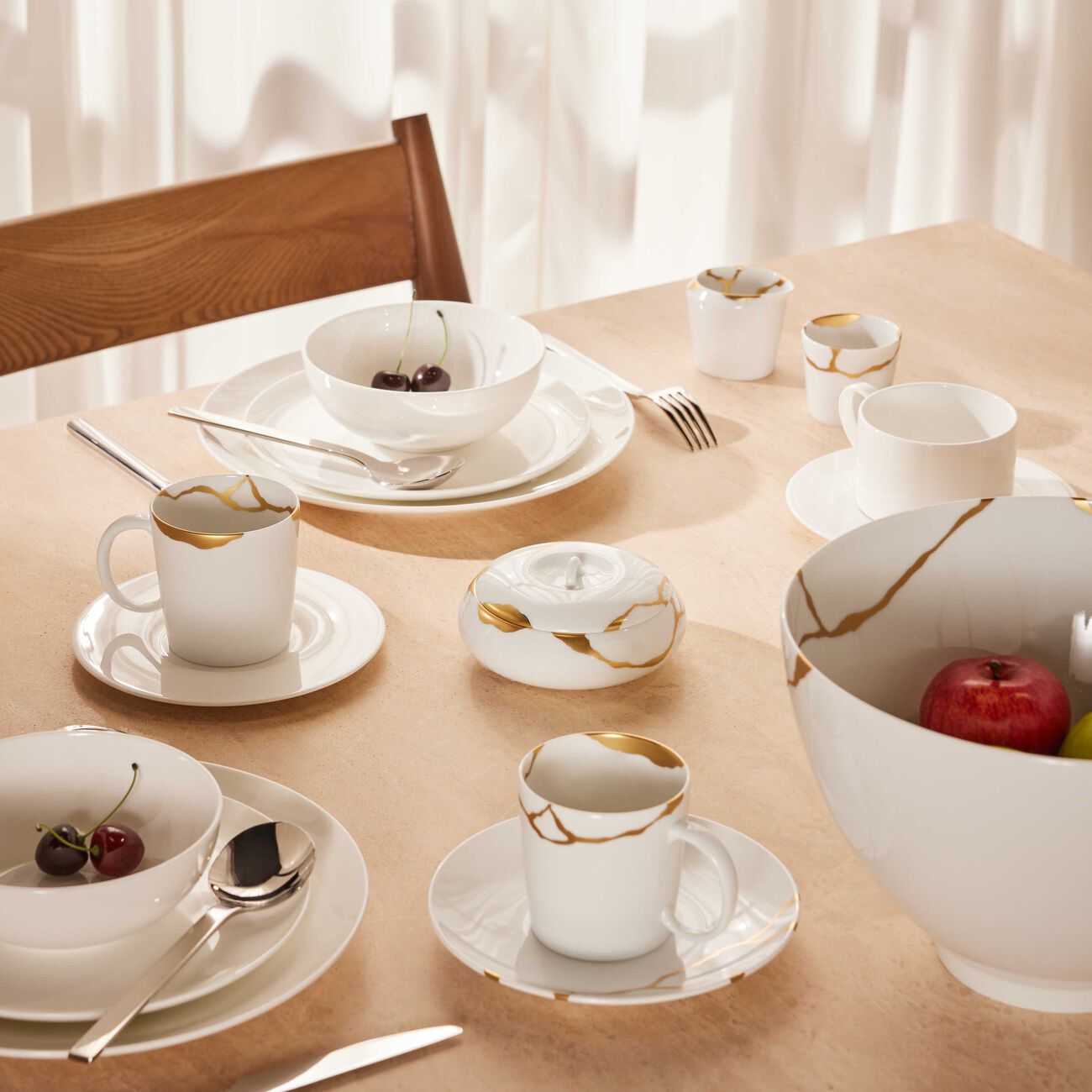 برناردو صندوق كينتسوغي باللون الذهبي