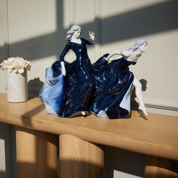 لادرو منحوتة مع حلول الليل كبيرة سوداء