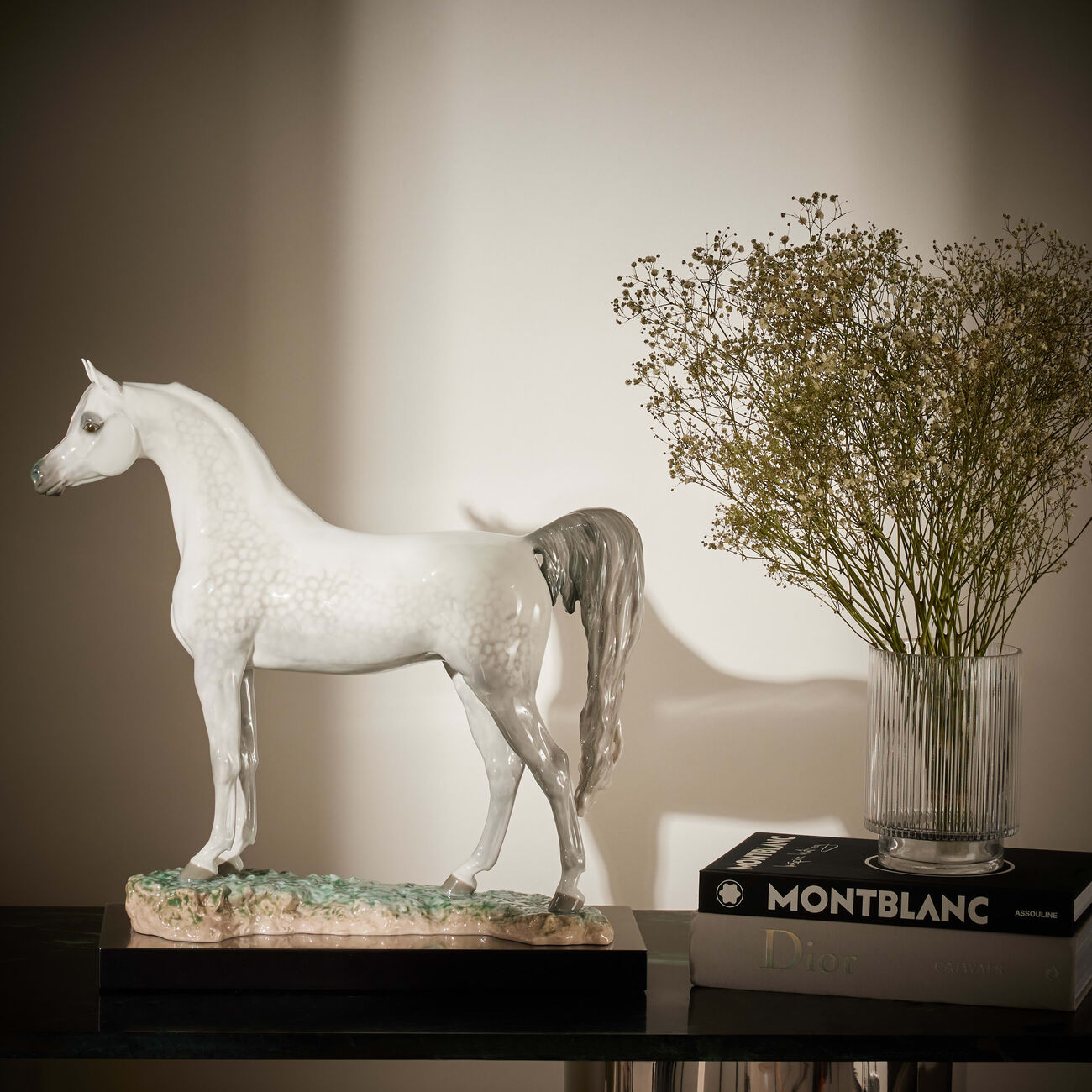 لادرو منحوتة على شكل خيل عربي أصيل كبيرة بيضاء محدودة الإصدار