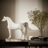 لادرو منحوتة على شكل خيل عربي أصيل كبيرة بيضاء محدودة الإصدار