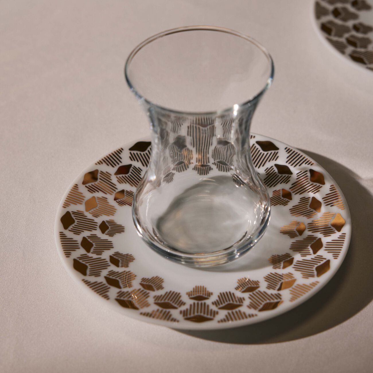 صلصال طقم تمرة بالتعاون مع رزان العزوني لونا المؤلف من فنجانين عربيين للشاي مع صحنيهما باللون الذهبي