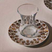 صلصال طقم تمرة بالتعاون مع رزان العزوني لونا المؤلف من فنجانين عربيين للشاي مع صحنيهما باللون الذهبي