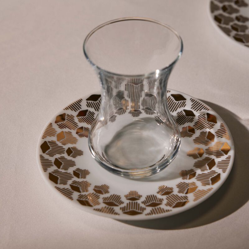 صلصال طقم تمرة بالتعاون مع رزان العزوني لونا المؤلف من فنجانين عربيين للشاي مع صحنيهما باللون الذهبي