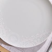 طبق عشاء باروكو أبيض دائري 28 سم فيرساتشي طبق عشاء باروكو أبيض دائري 28 سم