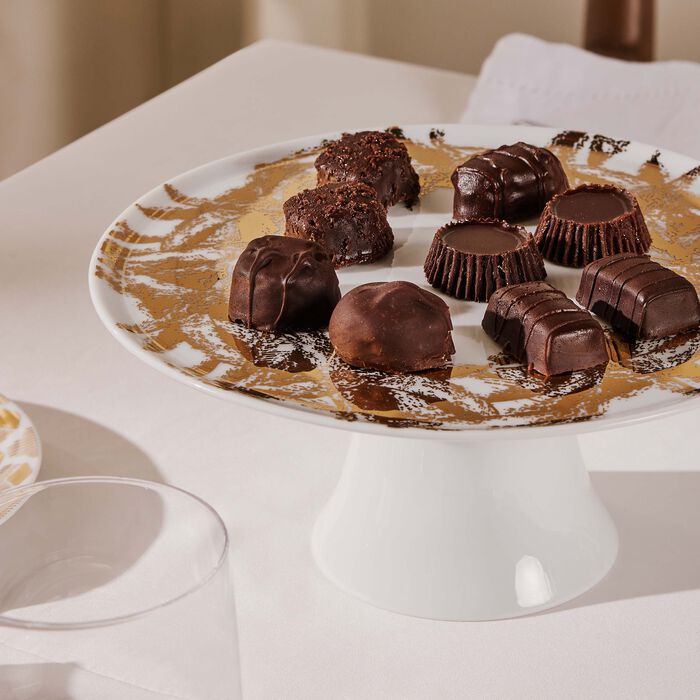 صلصال طقم تمرة بالتعاون مع رزان العزوني المؤلف من قاعدة للكيك مع 4 أطباق للحلويات