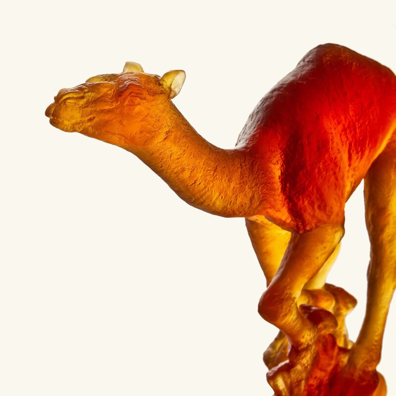 دوم منحوتة على شكل جمل يعدو متوسطة بنية