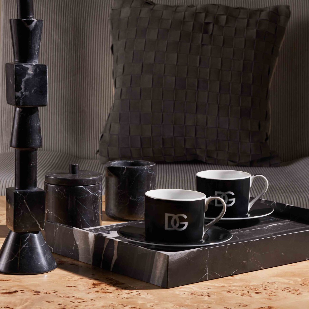 دولتشي أند غابانا كازا طقم دولتشي آند غابانا لوغو المؤلف من فنجانين للشاي مع صحنيهما باللون الأسود