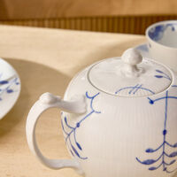 رويال كوبنهاغن إبريق الشاي بلو فلوتد ميغا أبيض