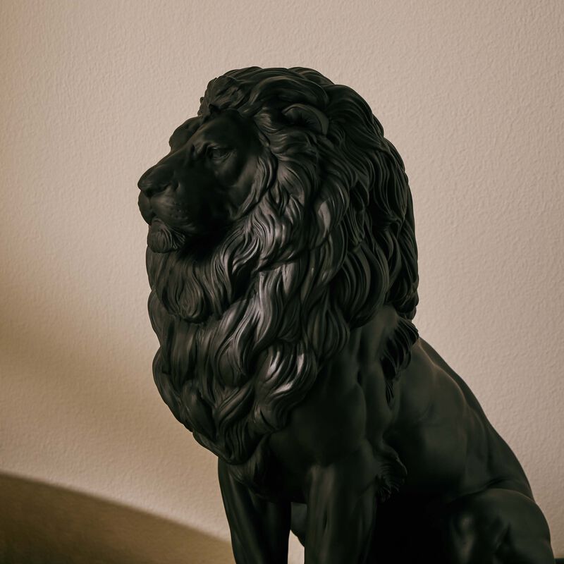 لادرو منحوتة الأسد المهيب الكبيرة باللون الأسود