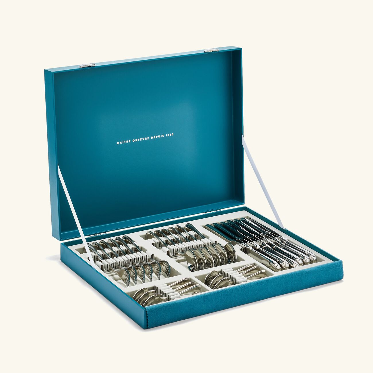 طقم بيرل مؤلف من 48 من الفضيات مع صندوقه الخاص باللون الفضي كريستوفل طقم بيرل مؤلف من 48 من الفضيات مع صندوقه الخاص باللون الفضي