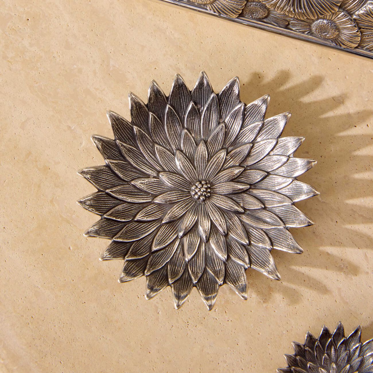 بوتشيلاتي وعاء على شكل شقائق النعمان فضي بحجم صغير