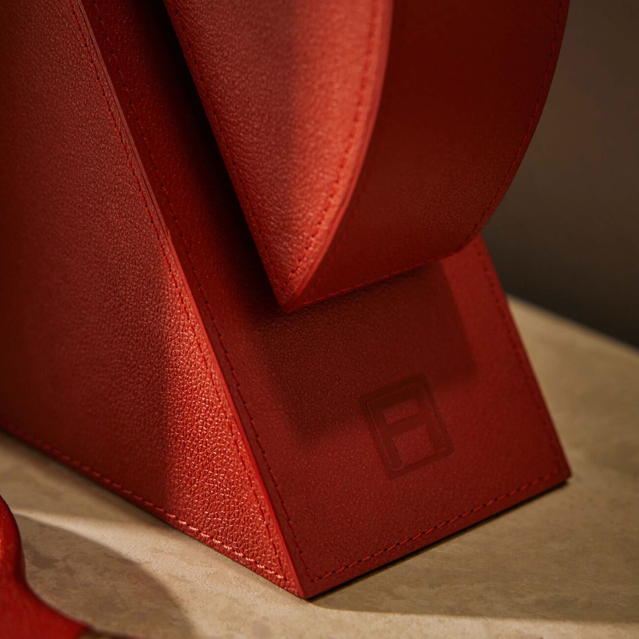 آسولين مسند كتب أحمر تكعيبي التصميم   لإسناد الكتب من اليمين