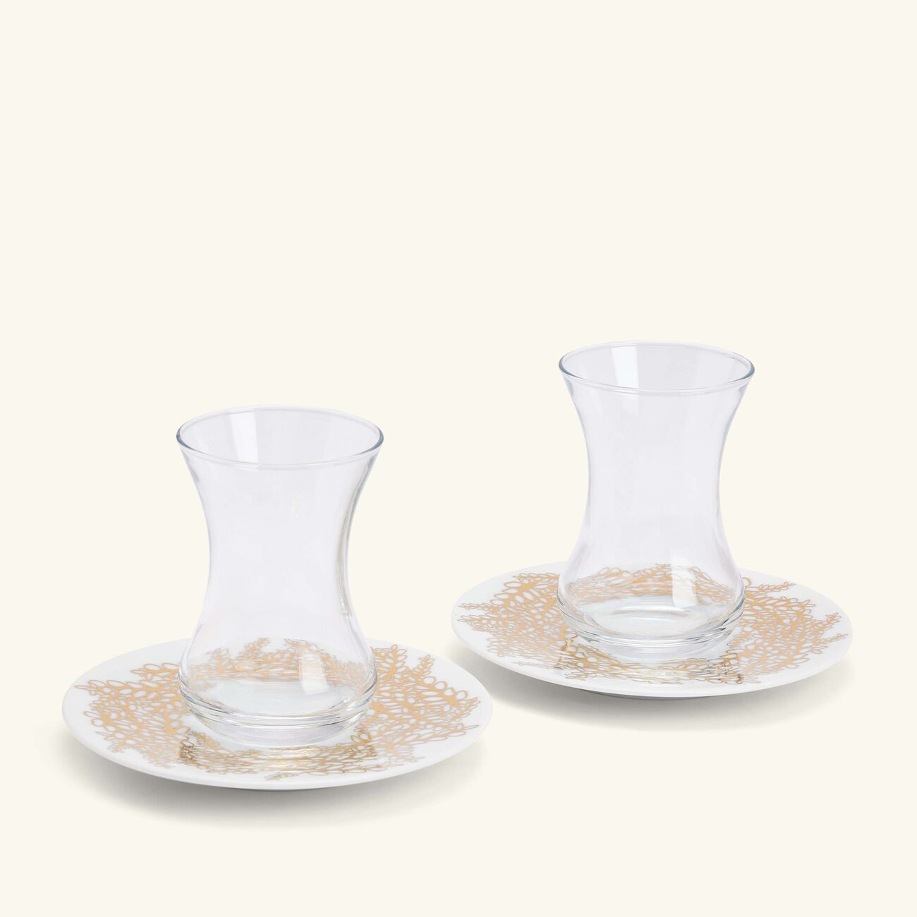 صلصال طقم تمرة بالتعاون مع رزان العزوني تارا المؤلف من فنجانين عربيين للشاي مع صحنيهما باللون الذهبي