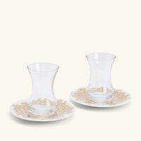 صلصال طقم تمرة بالتعاون مع رزان العزوني تارا المؤلف من فنجانين عربيين للشاي مع صحنيهما باللون الذهبي