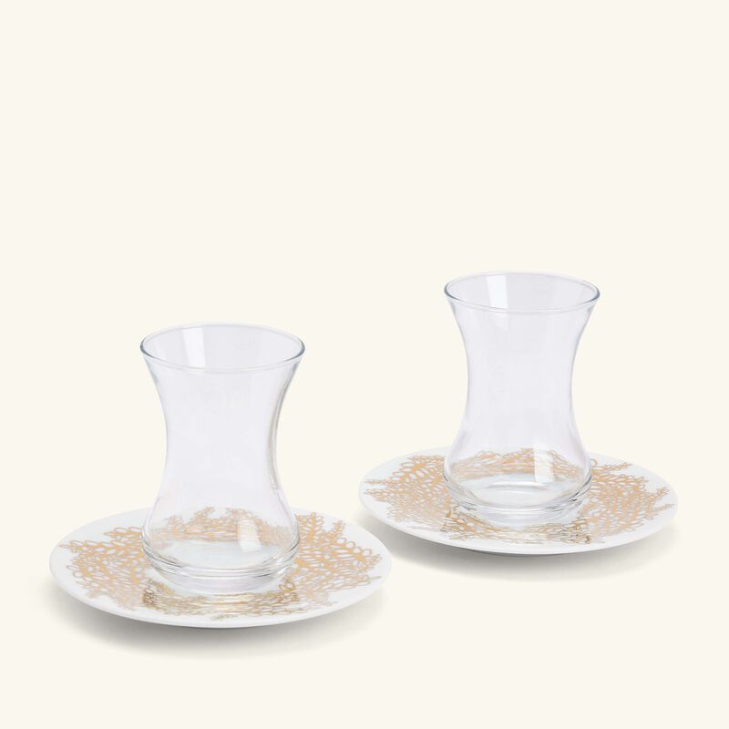 صلصال طقم تمرة بالتعاون مع رزان العزوني تارا المؤلف من فنجانين عربيين للشاي مع صحنيهما باللون الذهبي